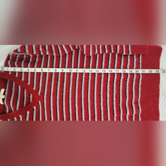 2 Uniqlo Lambswool v-neck sweaters - Picture 16 of 16